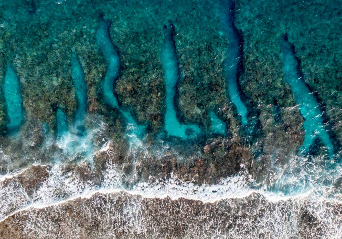 waves crashing over the ocean on the great barrier reef on lady elliot island